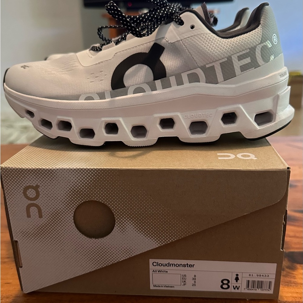 On Running Cloudmonster athletic shoes. Size 8. Excellent condition